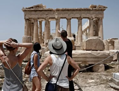 Ποιοι είναι οι πιο γενναιόδωροι τουρίστες στην Ελλάδα και ποιοι οι πιο «σφιχτοχέρηδες»;